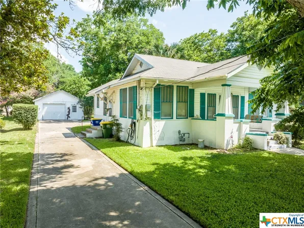 1421 Saint Lawrence St, Gonzales, TX 78629