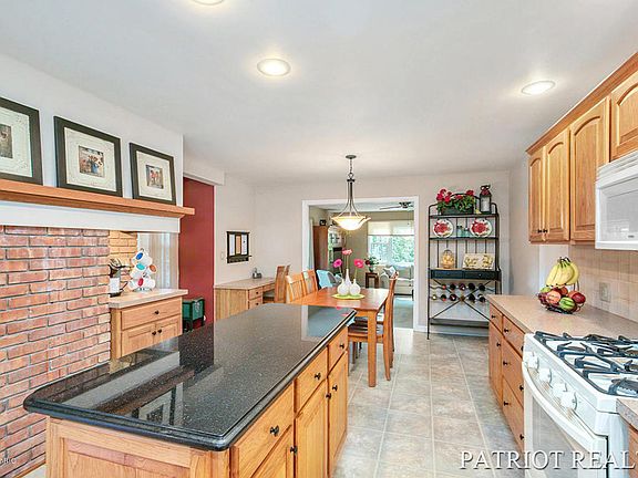 5th image of 1635 Waterbury Dr SE