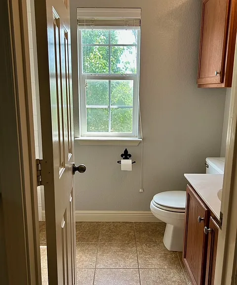 Full bathroom 2