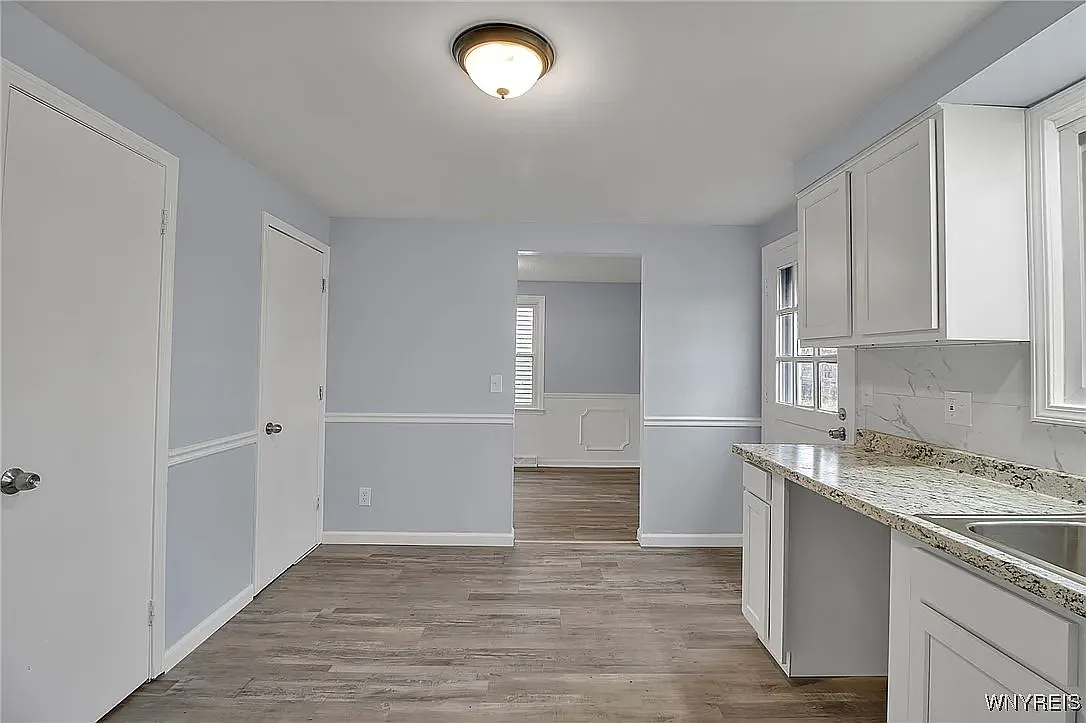 3 bed, 1.5 bath, 1200 sqft, $2,050 — Photo 2