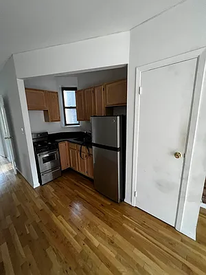 Rented by Salon Realty Corp | media 9