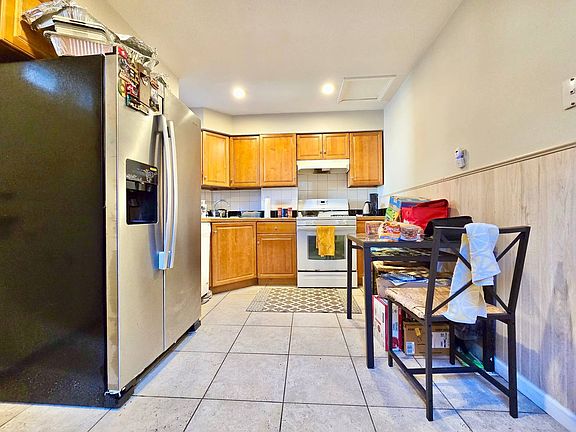3rd image of 922 S Claremont Ave #1
