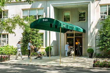 945 5th Avenue in Lenox Hill