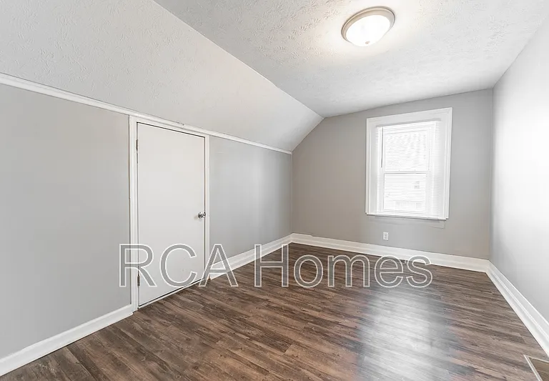 1011 E Legrande Ave #E — Photo 8