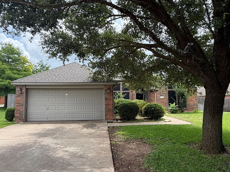 1021 Westend Dr — Photo 3