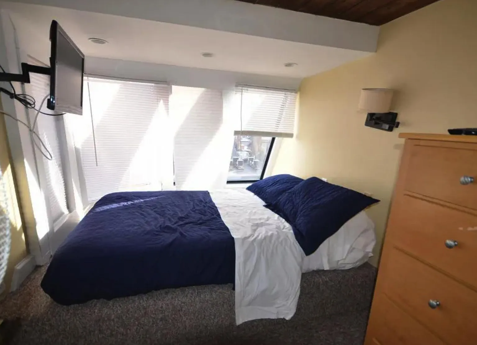 3 bed, 950 sqft, $6,400 — Photo 4