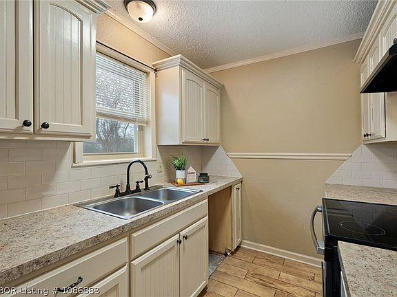 5th image of 2205 Woodrow St