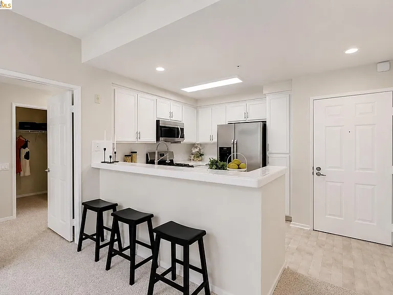 200 Caldecott Ln #108 — Photo 9