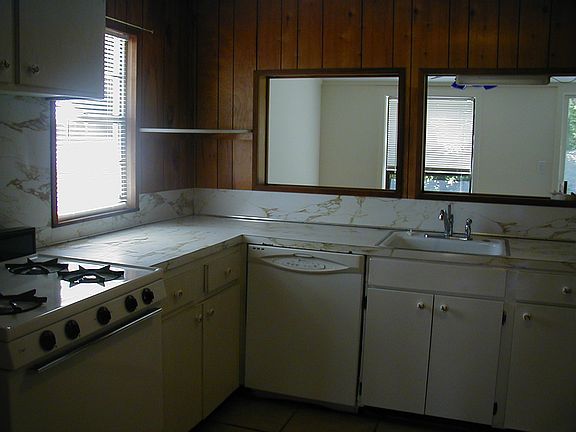 Cottage B kitchen -