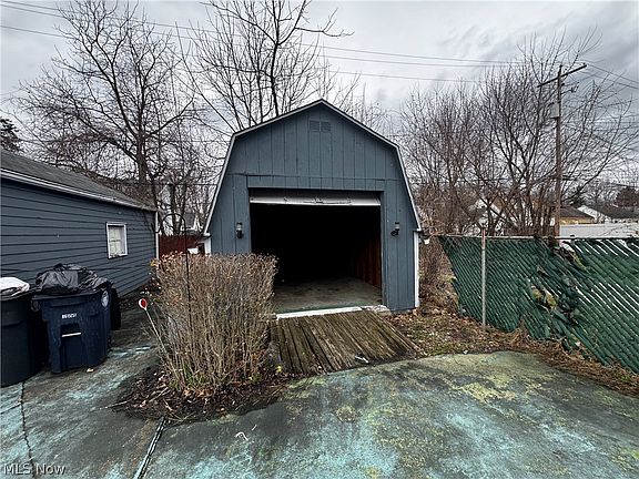 3rd image of 870 Frederick Blvd