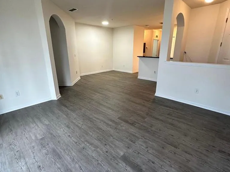 405 La Travesia Flora St #101 — Photo 17