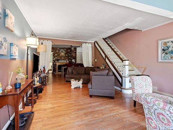 4th image of 113 Ruskin Ave