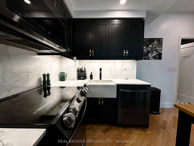 15 Bruyeres Mews #903 — Photo 3