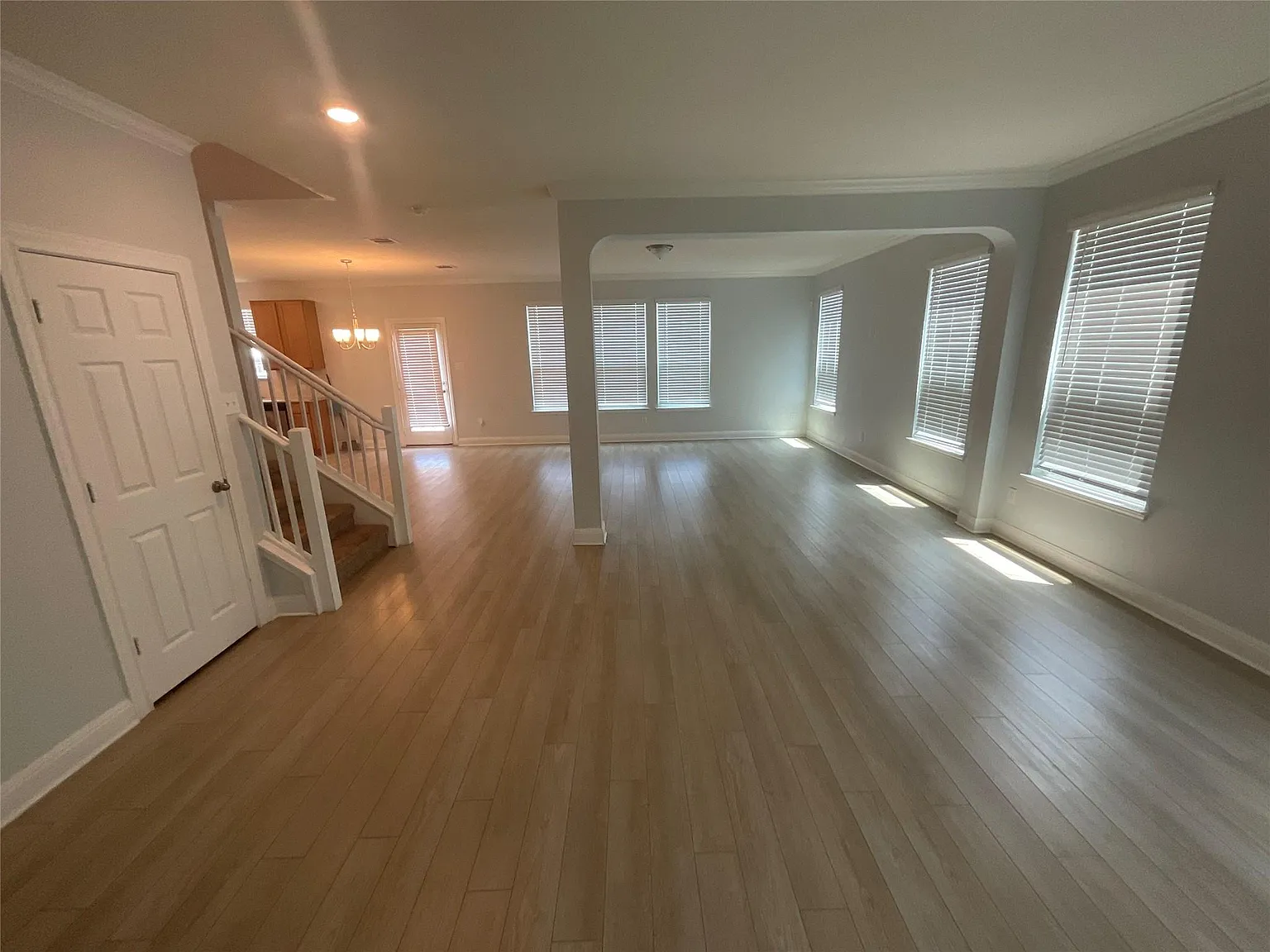3 bed, 2.5 bath, 2262 sqft, $2,000 — Photo 2