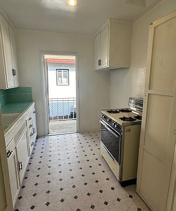 5th image of 653 W Riggin St