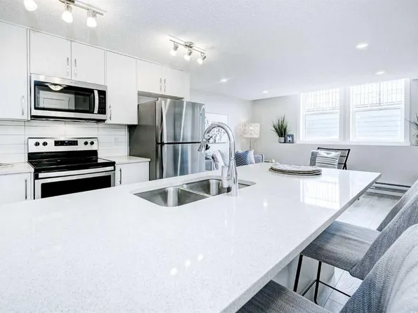 260 E Rowley Way NW #101, Calgary, AB T3L 0H5