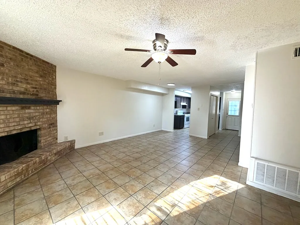 2 bed, 1.5 bath, 1032 sqft, $1,150 — Photo 3