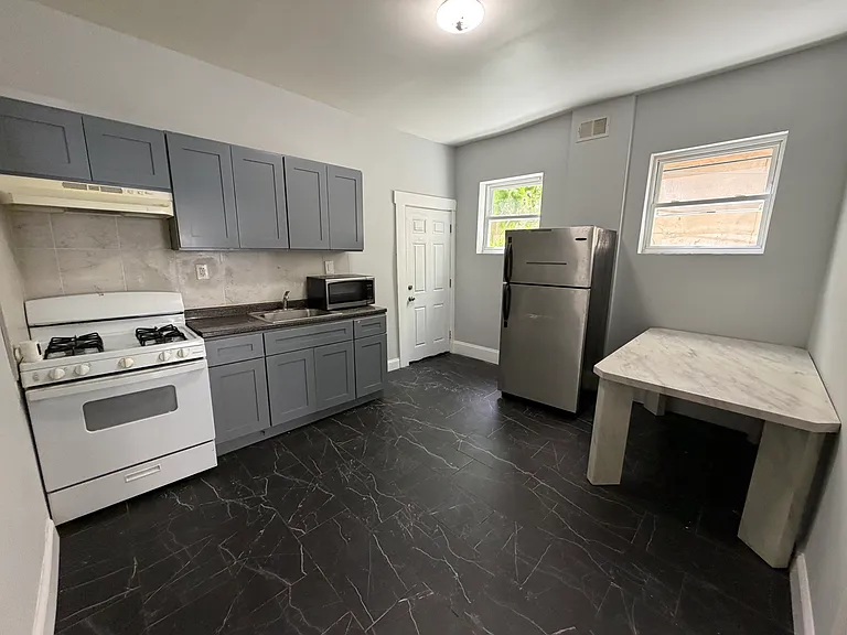 1734 W Atlantic St — Photo 8