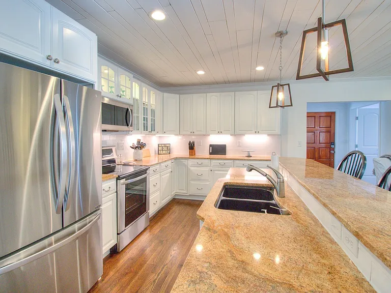 954 Fort Fisher Blvd S — Photo 9