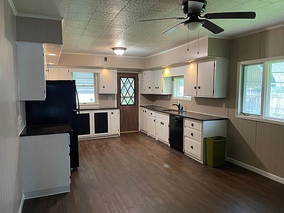 ALL EAT IN KITCHEN/GRANITE COUNTERTOPS!
