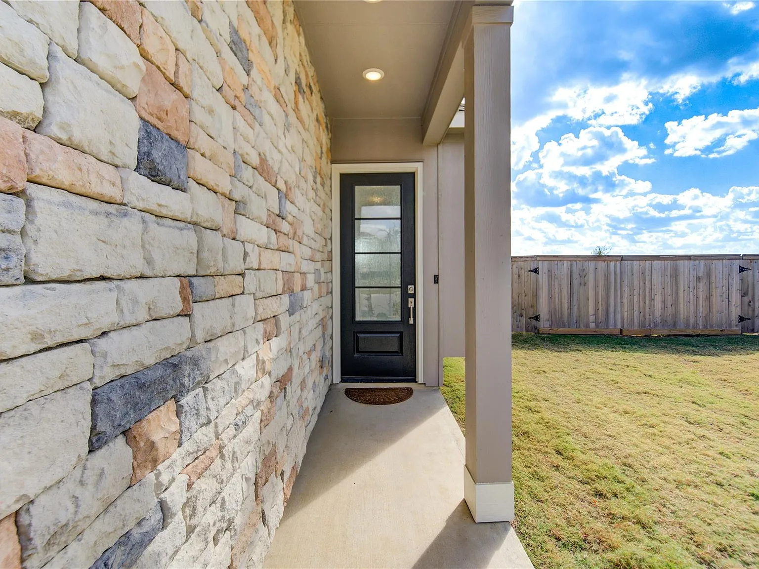 3 bed, 2.5 bath, 1981 sqft, $2,450 — Photo 2
