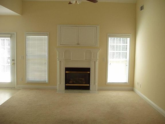 5th image of 943 Town Square Ct