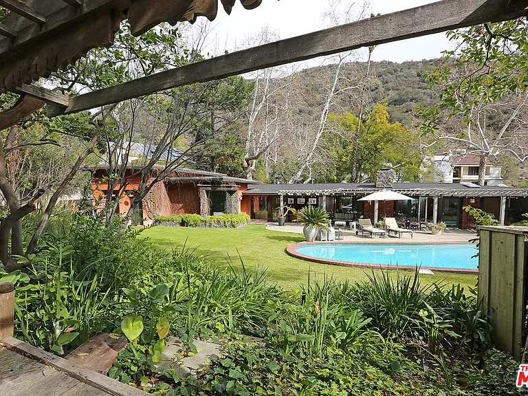 2673 Mandeville Canyon Rd — Photo 24
