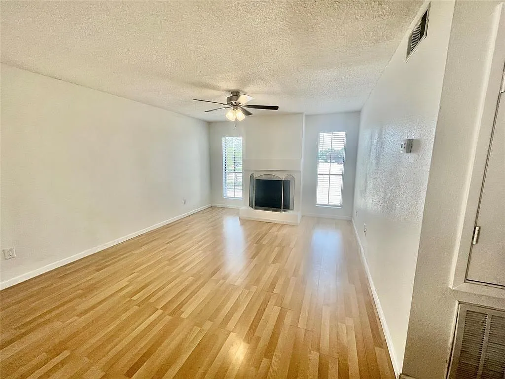 1 bed, 1.0 bath, 698 sqft, $875 — Photo 2