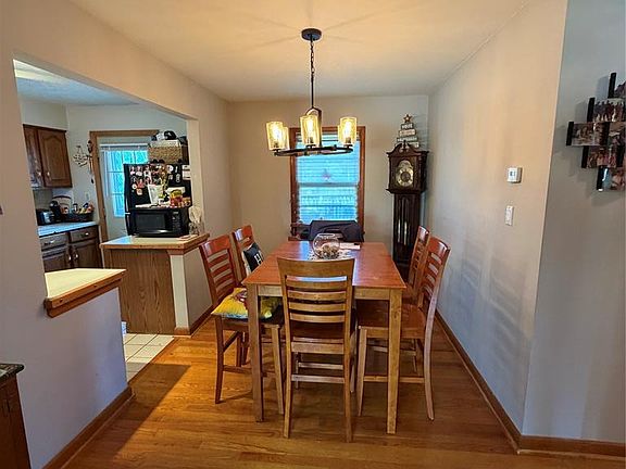 4th image of 407 Berry Ave