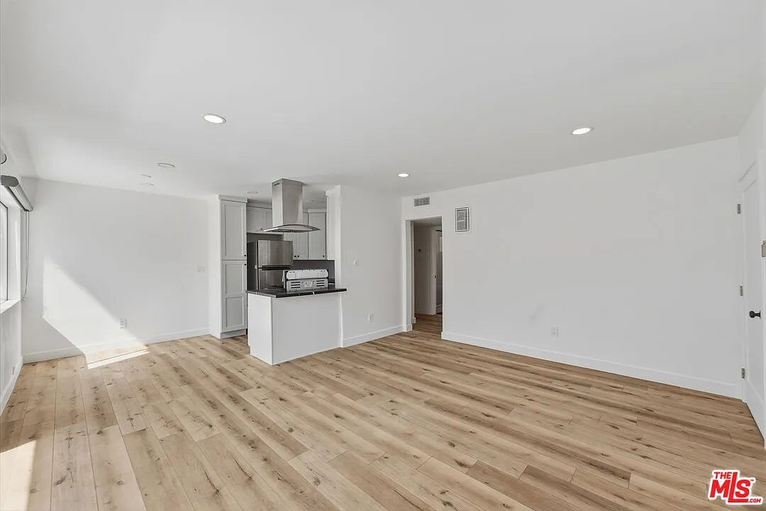 929 N Stanley Ave — Photo 2
