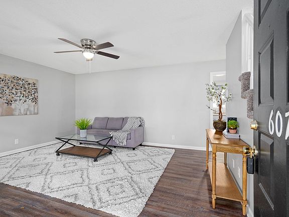 3rd image of 607 Bay Ln