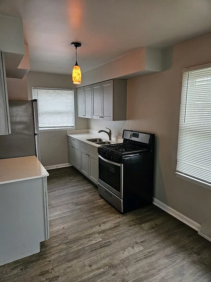 2 bed, 1.0 bath, 782 sqft, $1,300 — Photo 4