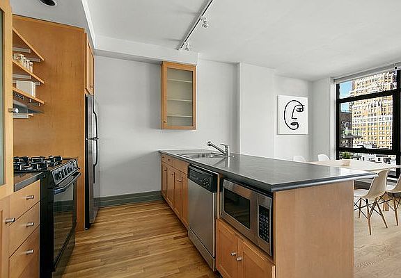 4th image of 125 Court St APT 4si