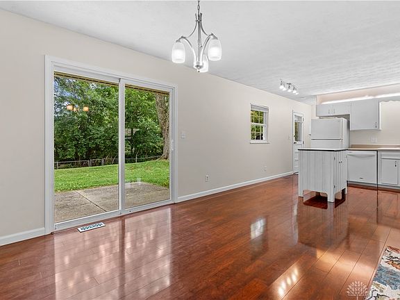 2nd image of 4401 Hillcrest Dr