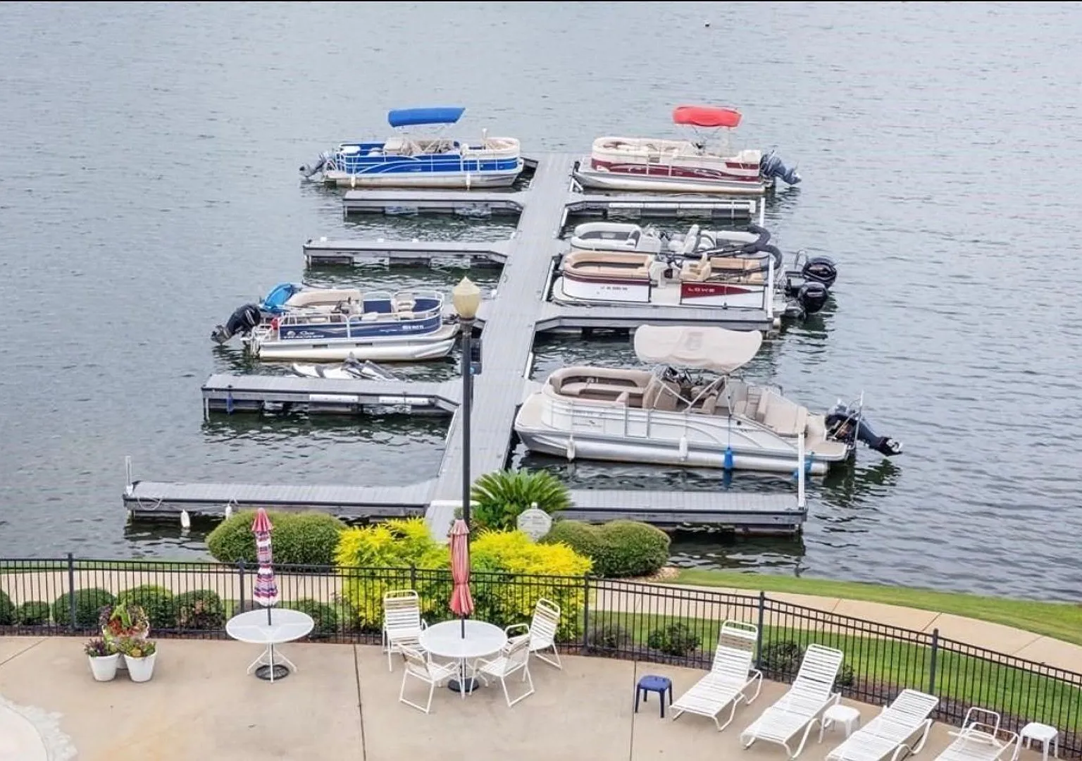 Beautiful 2 Bedroom / 2 Bathroom Condo on Lake Harding — Photo 3
