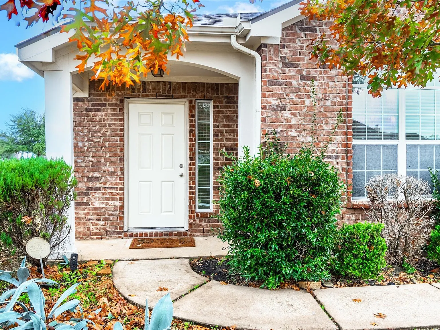 4 bed, 2.0 bath, 2125 sqft, $2,175 — Photo 3