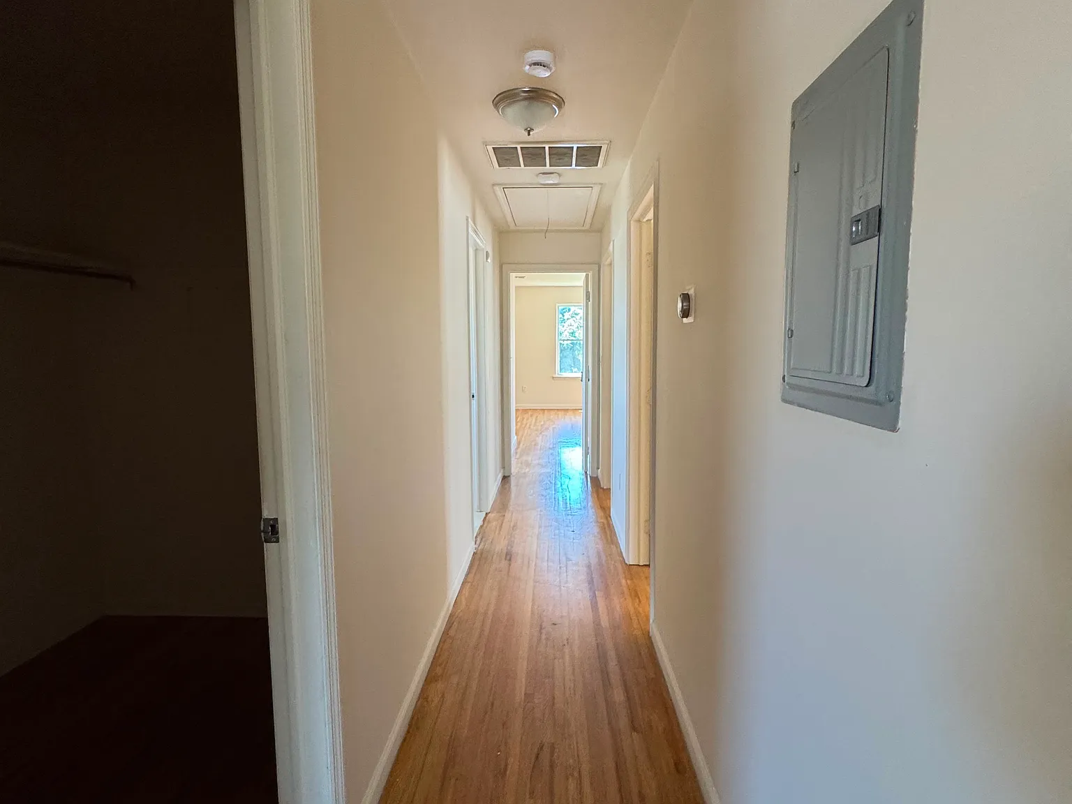 3 bed, 4378 sqft, $2,600 — Photo 2