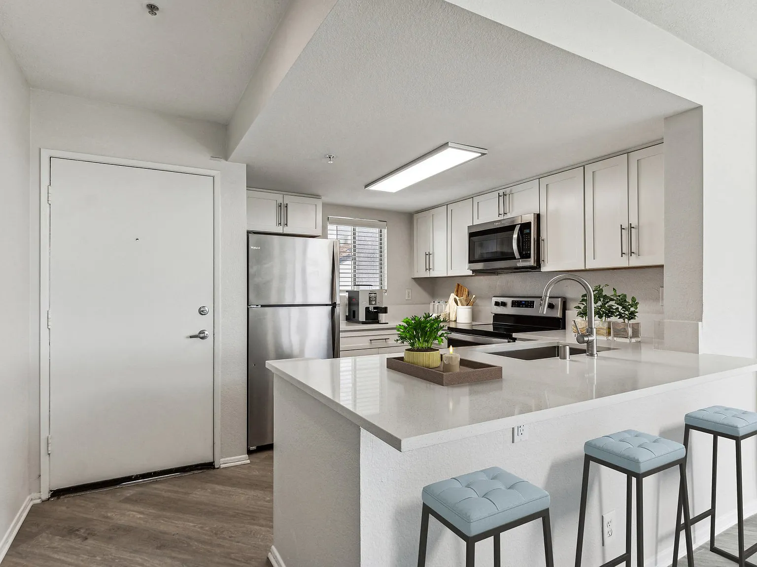 Newport Palms Apartments — Photo 1