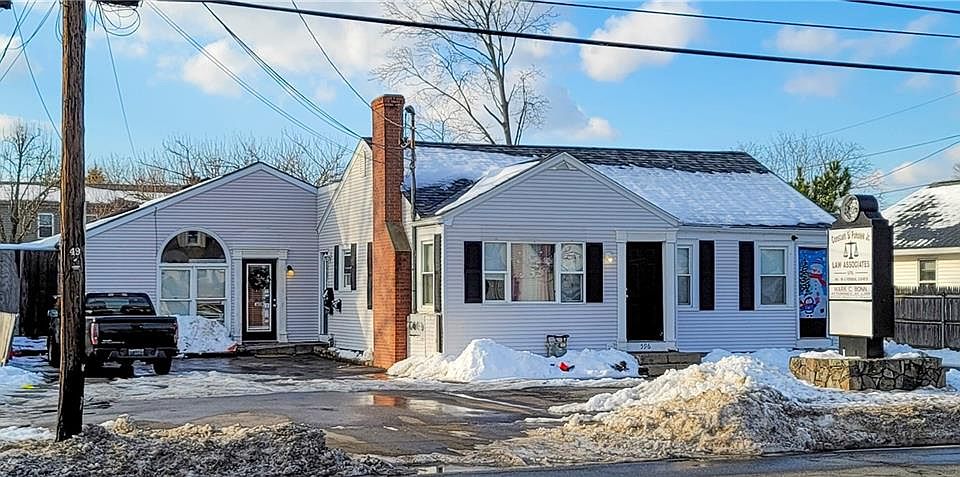 2nd image of 596 Newport Ave