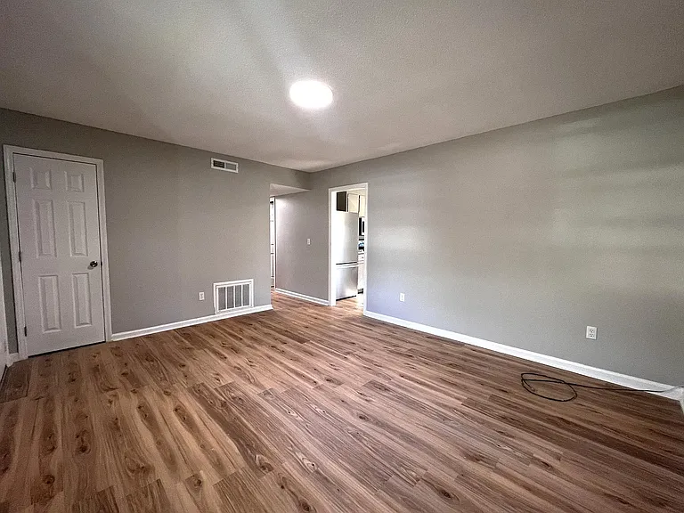 Living room (view 2)