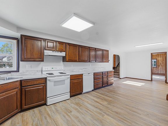 4th image of 370 N Main St