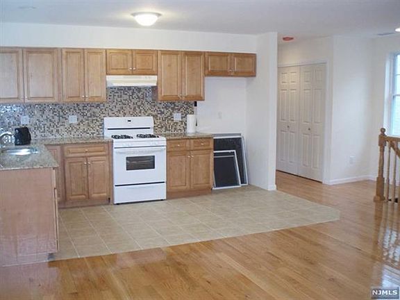 5th image of 284 Broad Ave #2
