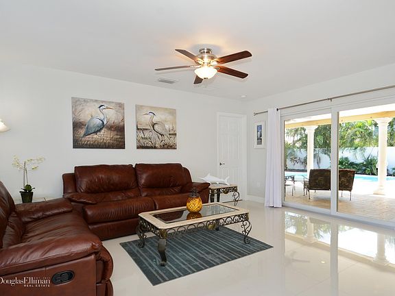 2nd image of 1530 NE 40th Pl