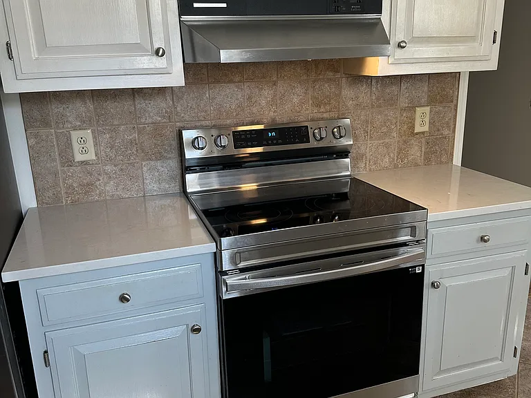 New stove and new quartz countertops