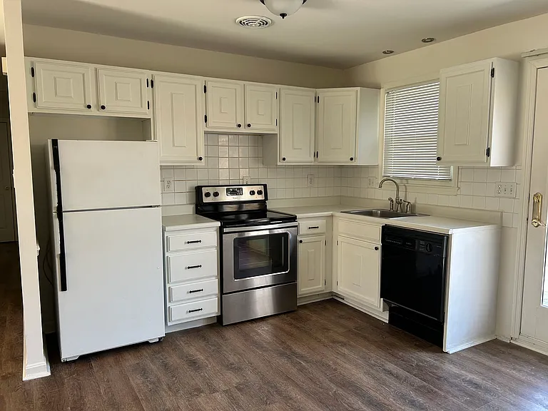 903 Park Ter — Photo 4