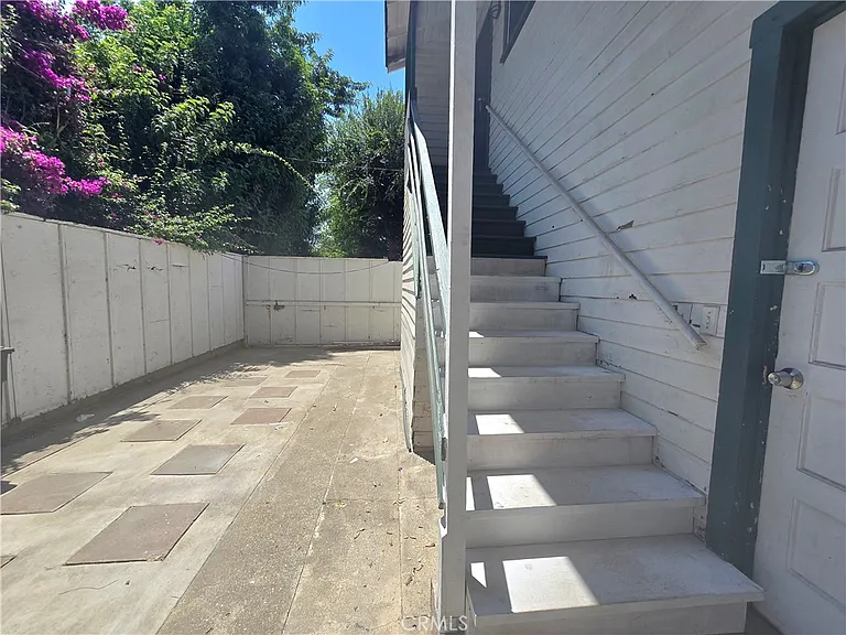 305 E H St — Photo 2