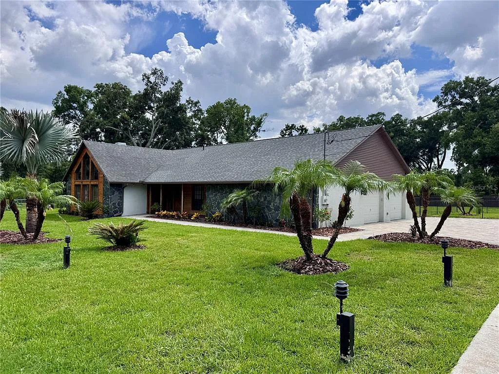 4 bed, 2.0 bath, 3113 sqft, $4,400 — Photo 4