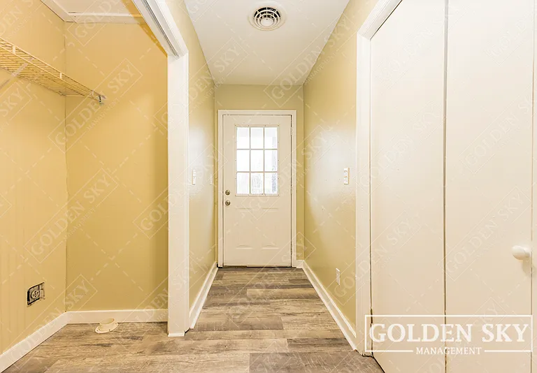 2109 S Hoyt Ave — Photo 2