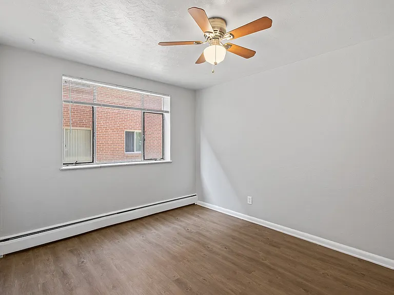 Admiral Apartments — Photo 26