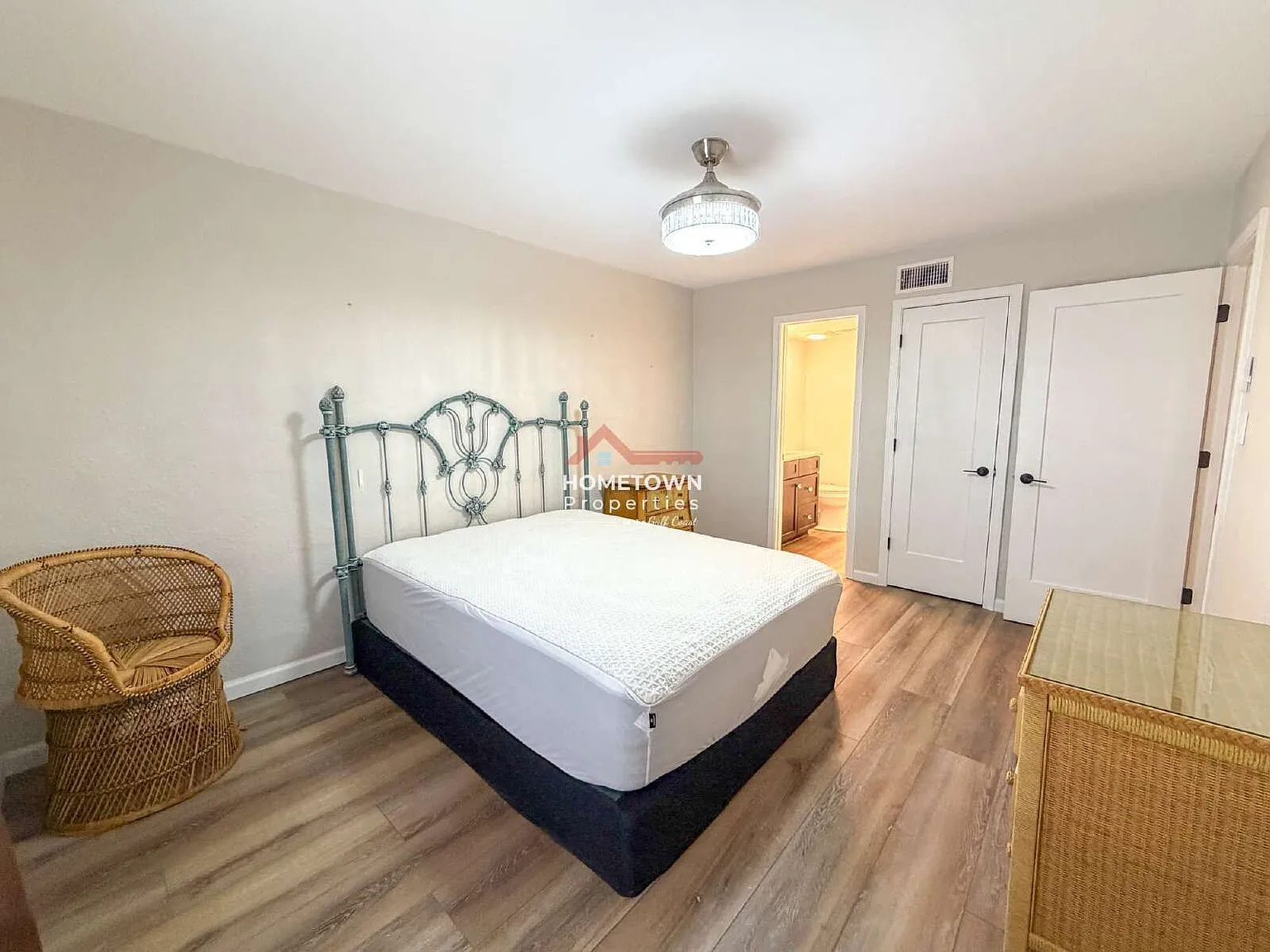 2 bed, 1.5 bath, 936 sqft, $1,600 — Photo 3